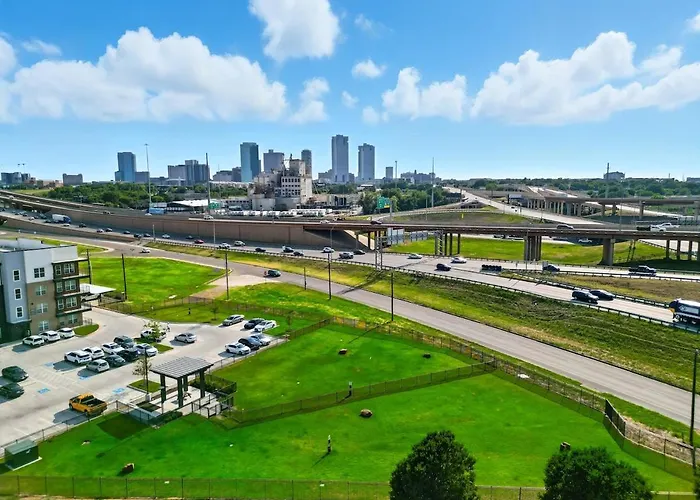 Apartment 336 Chic 2b2b Near Stockyards, Style Pool & Gym, Golf Simulator, 7m To Dickies Stadium, 15m To At&t Stadium Fort Worth