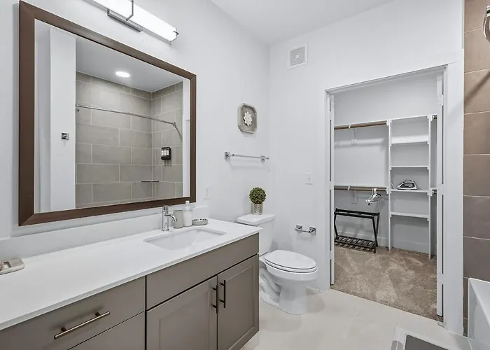 336 Chic 2b2b Near Stockyards, Style Pool & Gym, Golf Simulator, 7m To Dickies Stadium, 15m To At&t Stadium Apartment *